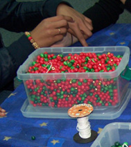 Photo d'un atelier cratif : Perles  enfiler, pour un arbre de noel