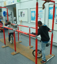 Photo d'un atelier de cirque, pour un arbre de Nol sur Paris (monocycle)