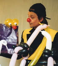 Un gros plan d'un ballon sculpt�, pendant le ballon show