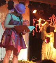 les personnages avec les enfants lors du spectacle