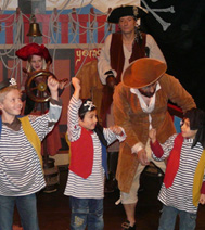 pirate faisant de la magie avec un enfant lors du spectacle  Paris