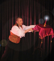 Gu�ridon volant, num�ro d'illusion r�alis� pour les f�tes de fin d'ann�e