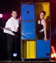 Femme coup�e en deux : num�ro de magie dans un spectacle pour les enfants