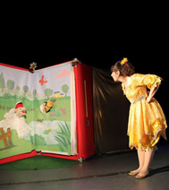 les com�diennes du spectacle avec les enfants � la fin 