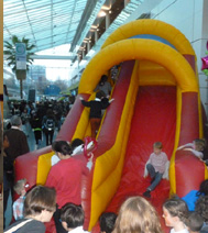 Toboggan gonflable pour un arbre de Noel parisien