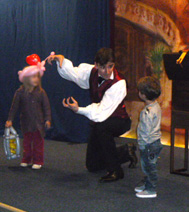 Benoit, avec les enfants pendant le spectacle de l'arbre de Noel