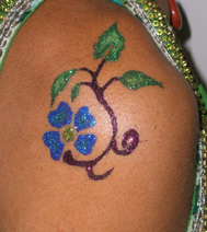 Exemple de tatouage : fleur bleue, ralis durant un atelier sur un arbre de Noel