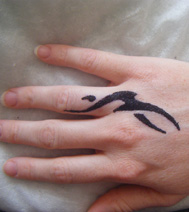 Un exemple de tatouage sur la main pour les enfants